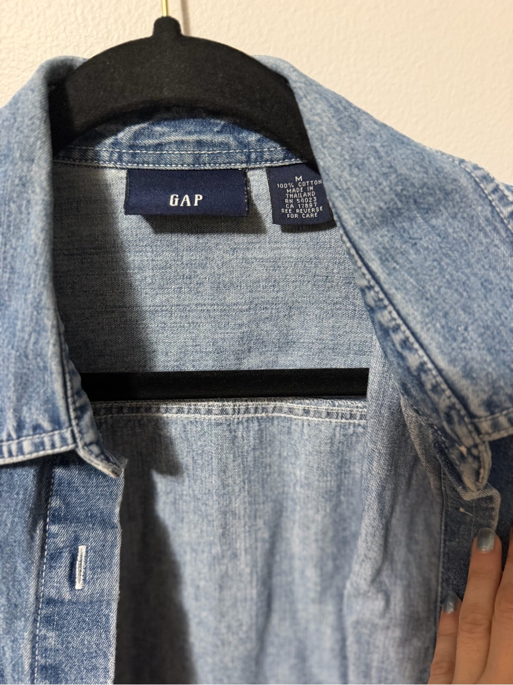Gap Men’s Medium Blue Denim Chambray Button Down Shirt 100% Cotton - Picture 3 of 4